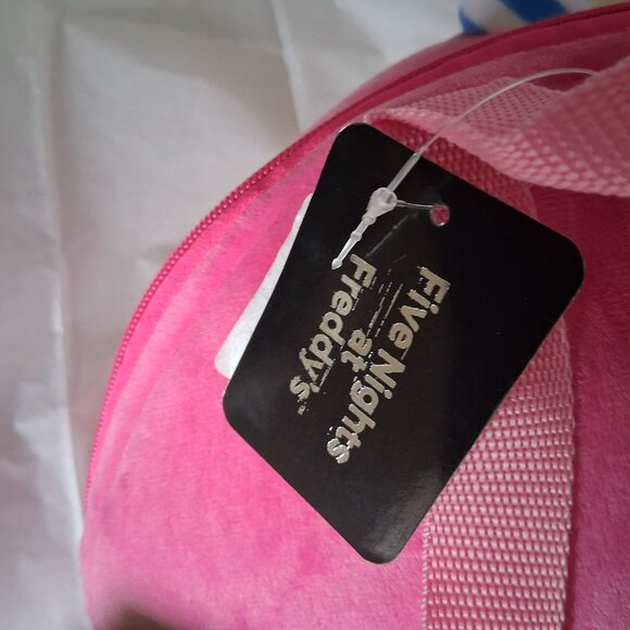 Carl the Cupcake 3D Plush Mini Backpack (Five Nights at Freddy's) - Picture 4 of 7